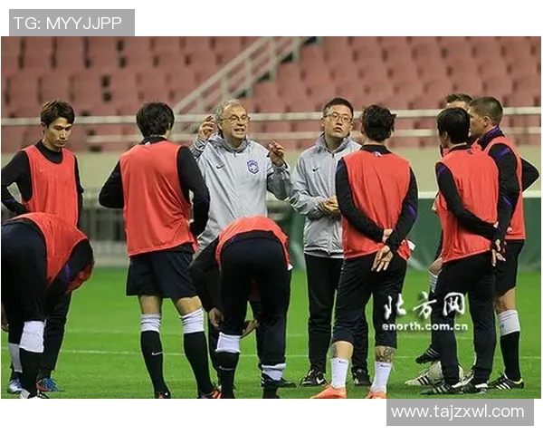 球星在激烈对抗中意外摔倒，镜头捕捉瞬间引发球迷热议